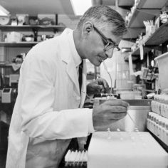 photo of Har Gobind Khorana in the lab